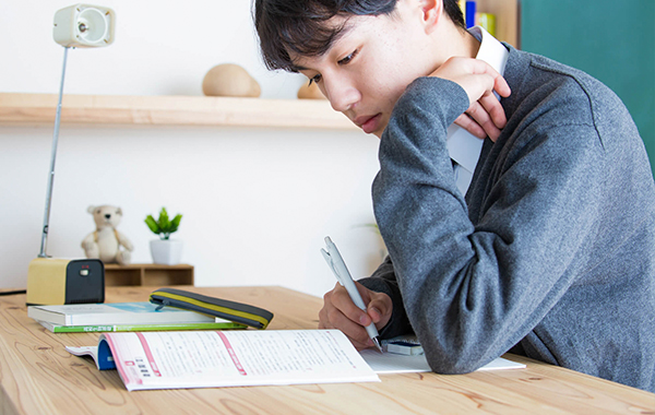 定期テストの勉強をする高校生