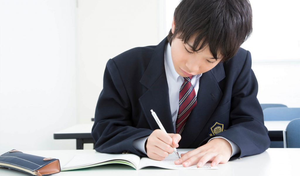 高校受験対策をする中学生